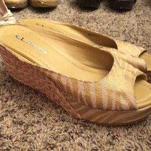 Chinese Laundry gold wedge nwot
